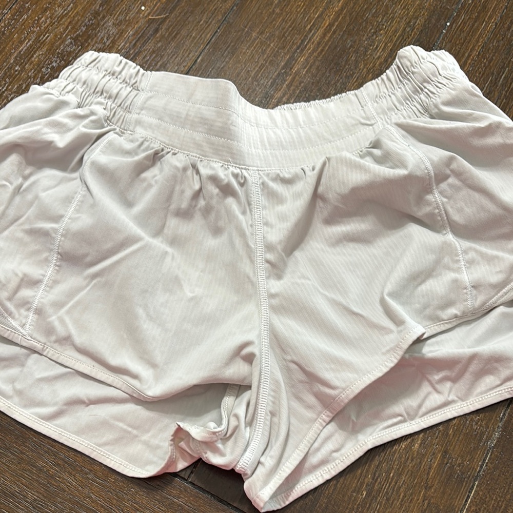 Lululemon Hotty Hot White size 8 2.5 inch